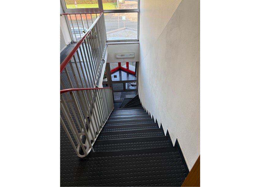 treppe-bueroflaechen-obergeschoss-industriegebiet-wallersheim-koblenz-zu-vermieten
